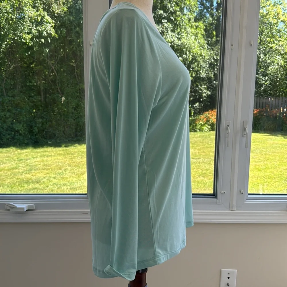 ATHLETA STRATUS TOP in leaf green. Size L - Picture 2 of 6